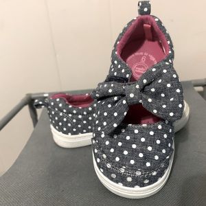 Dark gray and polka dots slides with a bow. Size 6 kids .